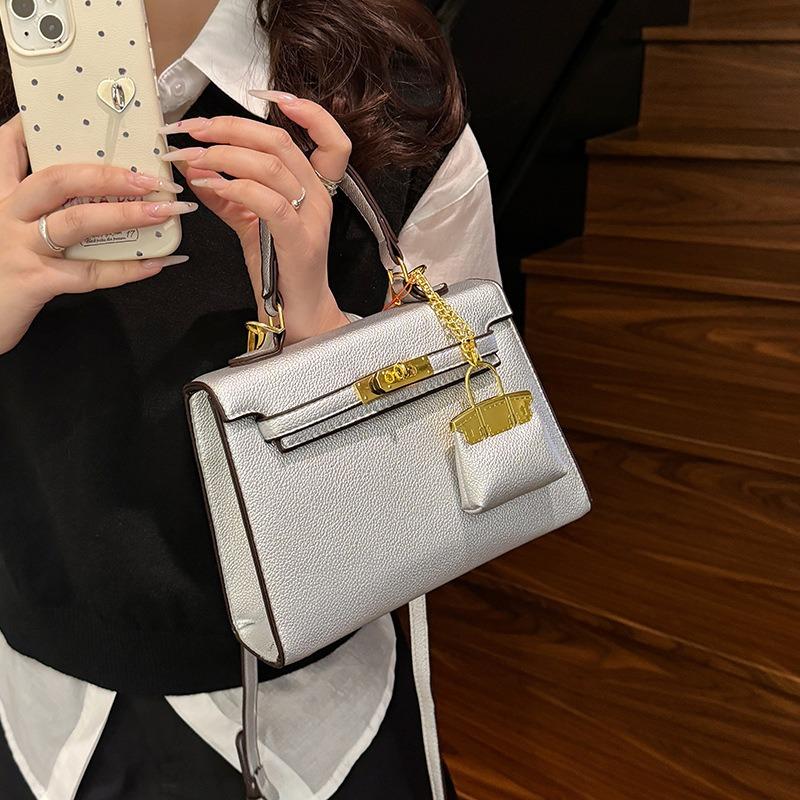 Simple Solid Color Women's Shoulder Bag, New Messenger Bag with Pendant, Women's High-end Handbag.