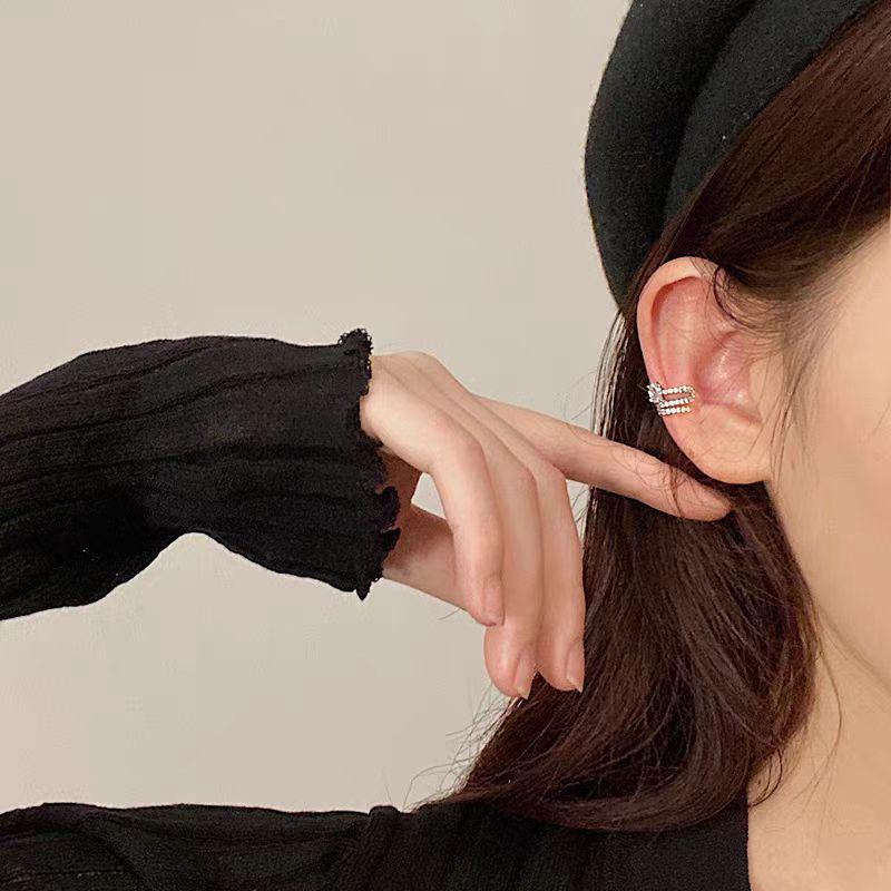 2025 Elegant Luxury Earrings: Trendy Ear Cuff Design for Women