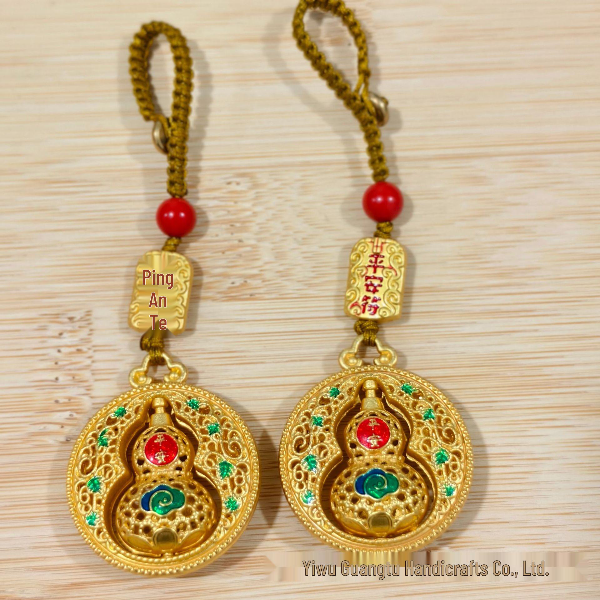 

Creative Gold Sand Gourd Keychain for Couples: Car Key, Mobile Phone Charm, & Fortune Gift