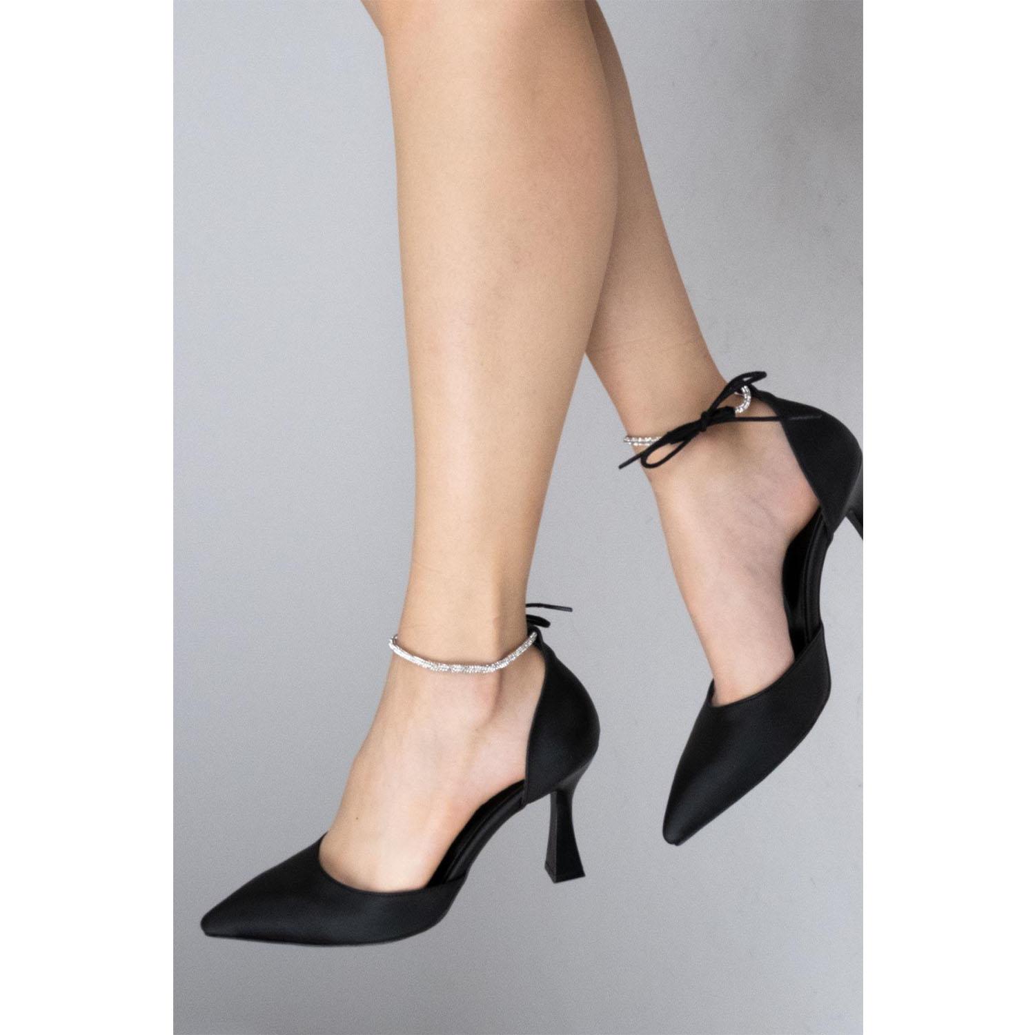 

Черные атласные туфли на каблуке с ремешком на щиколотке и каменной шпилькой - Глянцевый