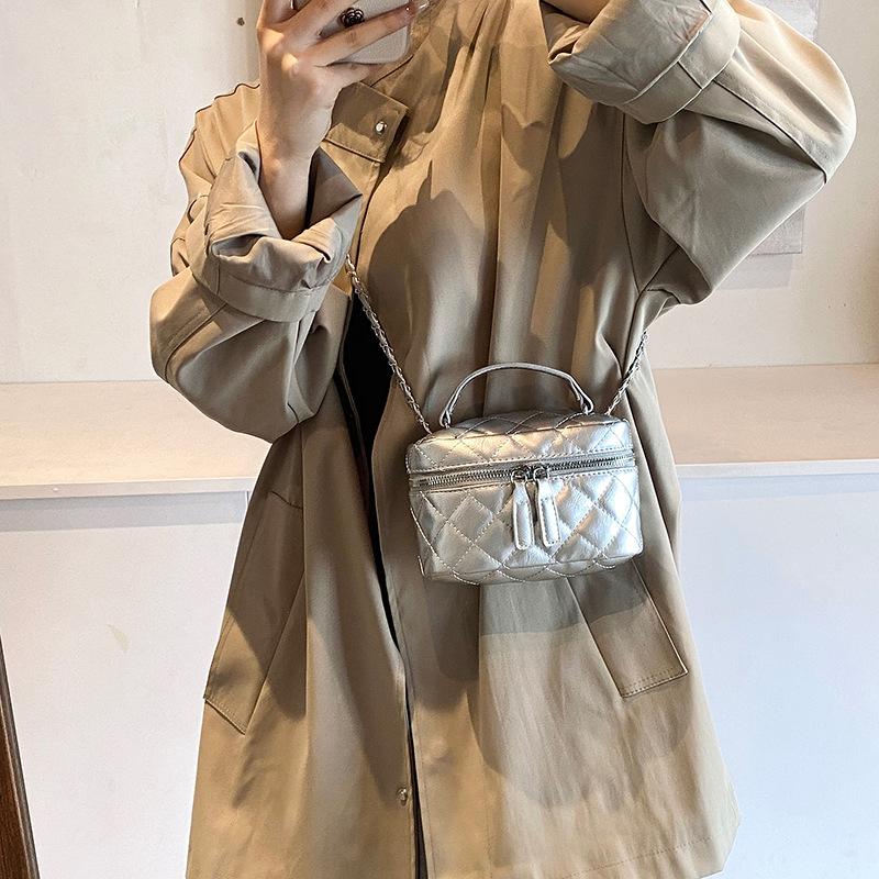 This Year, the Popular Foreign-style Small Bag Women's Autumn 2025 New Fashionable and Beautiful Casual Messenger Bag Portable Bucket Bag