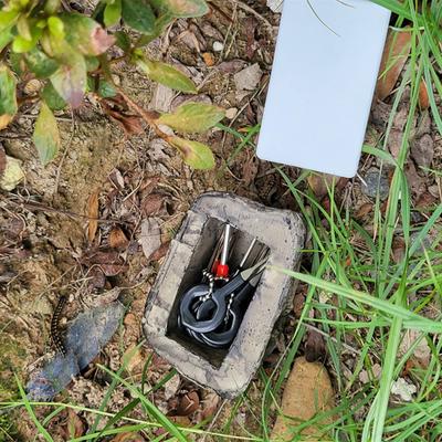 Pedra de Simulação com Compartimento Secreto para Esconder uma Chave Reserva Falsa
