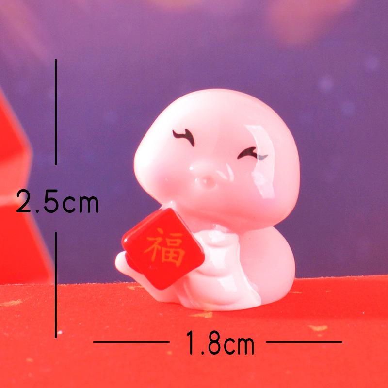 

Новогодний декоративный мультяшный змей Года Маленький декоративный предмет для привлечения богатства и удачи Смола ручной работы The character for Fu светло-розовый