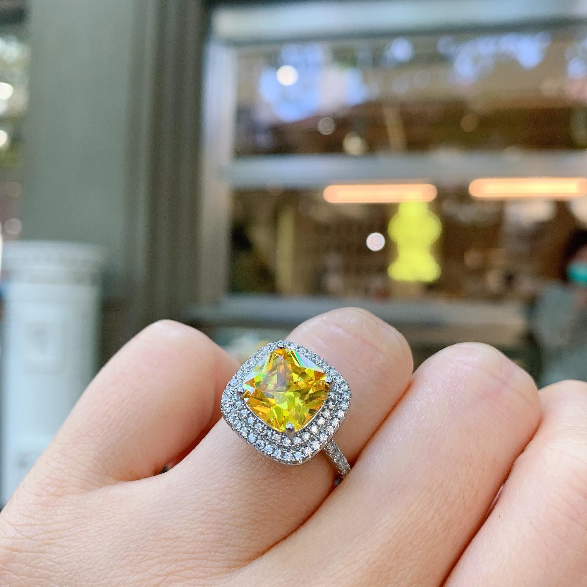 

Jewelry Xiaoqing Simulation Yellow Diamond Princess Square Set, Main Stone 12 * 12 10 * 10 8 * 8