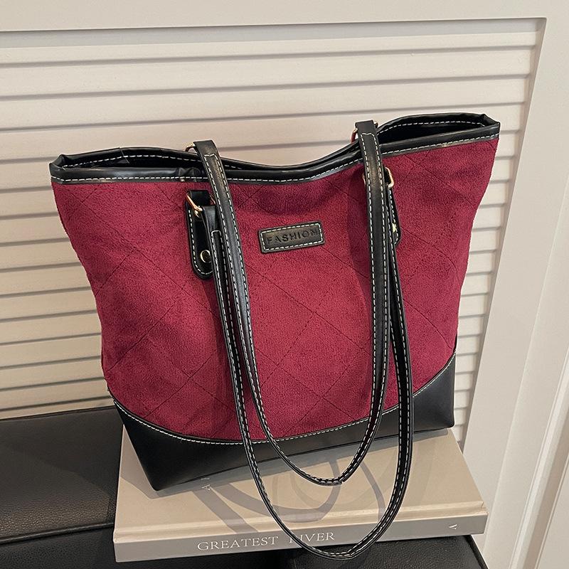 

Large-capacity commuter simple tote bag 2025 autumn and winter new fashion diamond handbag retro splicing shoulder bag красный