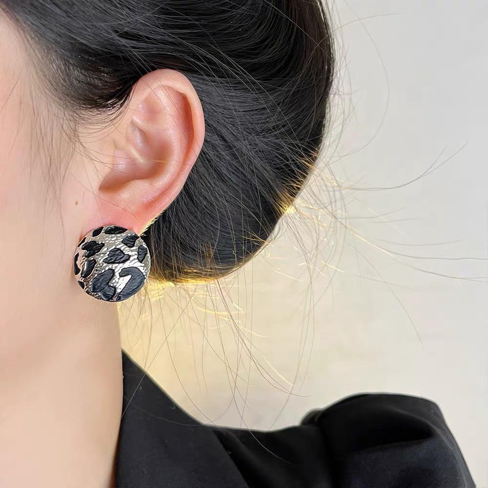 

Retro Temperament Metal Textured Round Leopard Print Piercing Stud Earrings for Women Korean Designer Jewelry Accessories Gift