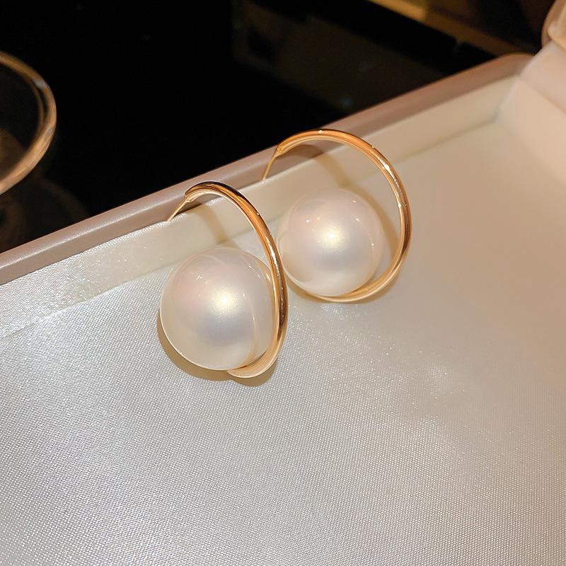 Elegant Pearl Petal Tassel Earrings - High-End, Versatile Design with a Touch of Luxury