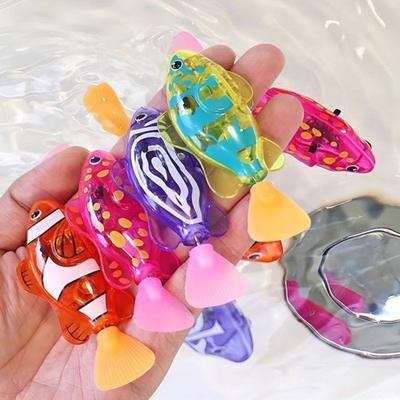 Yousheng Wasseraktivierter leuchtender elektrischer Fisch Badespielzeug für Kinder Interaktiver Roboter-Schwimmfisch für Pool Wanne Blinkendes wasserdichtes Spaß Sommergeschenk