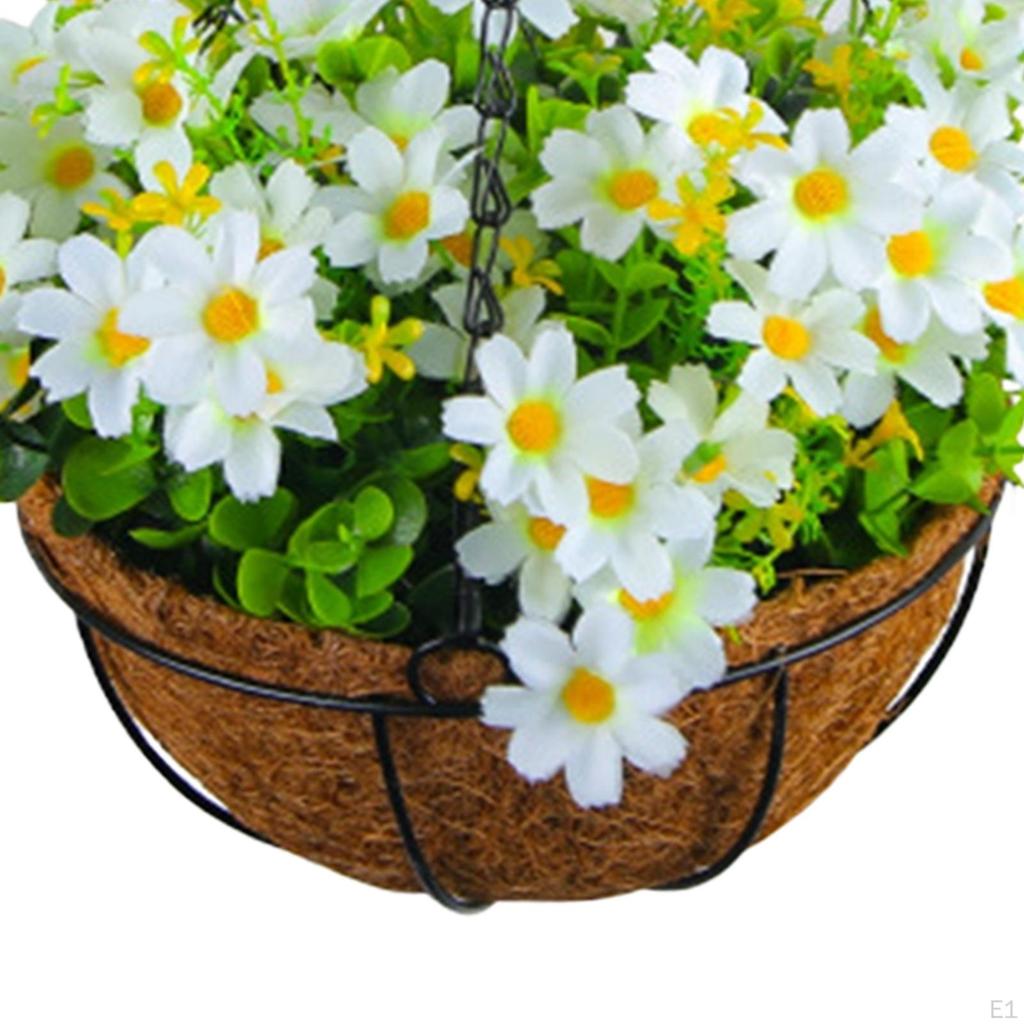 Blumenarrangement im Hängekorb mit Kette für Gartendekoration