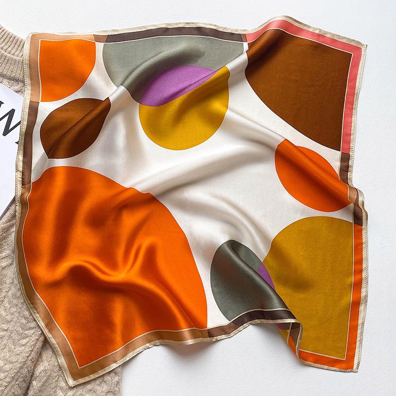 The new contrasting color Korean version of the winter warm small silk scarf is in stock, professional scarf, foreign style decoration, gift-giving.