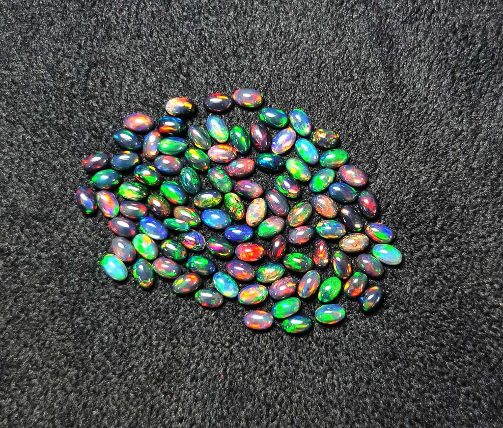 Opal Negru Etiopian Natural Multi Fire Oval Cabochon Piatră Prețioasă Liberă Lot 28 Bucăți 3*5 MM 5 CT Cabochon Opal Negru Piatră Prețioasă Pentru Crearea Bijuteriilor