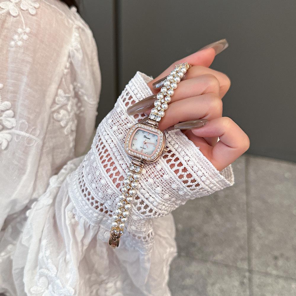 

Легкие роскошные модные кварцевые часы с квадратным бриллиантом, элегантные темпераментные женские повседневные часы с жемчужным браслетом