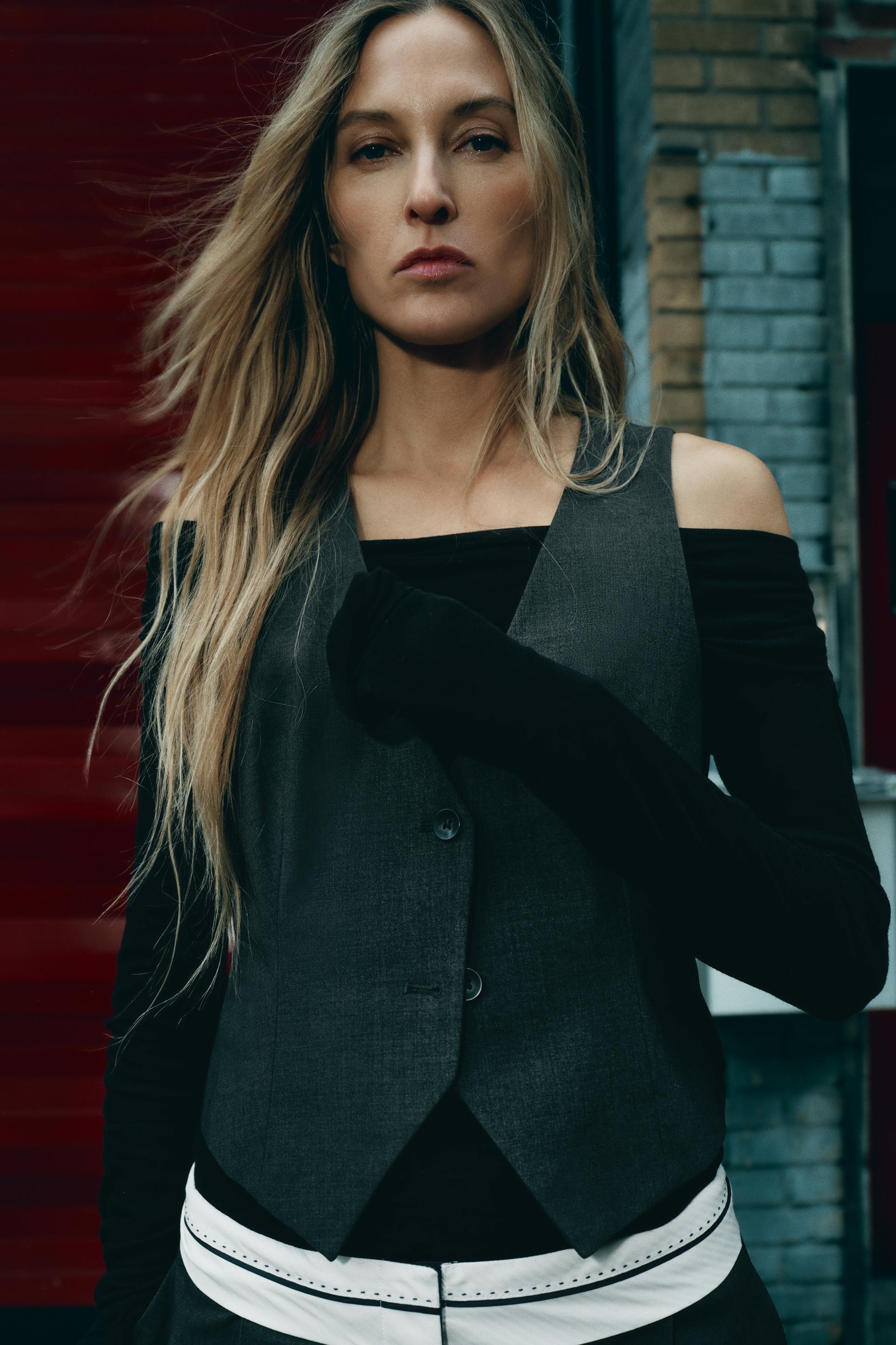 

ЖИЛЕТ С ПРЯЖКОЙ НА СПИНЕ