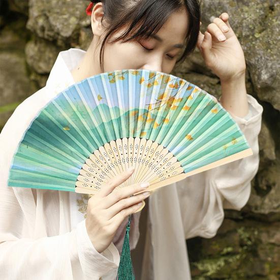 Vintage bambusowy składany wentylator ręczny imitacja jedwabiu kwiatowy Print ręczny wentylator w stylu chińskim z frędzlami wisiorek dla kobiet dziewczynki potańcówka prezent ślubny