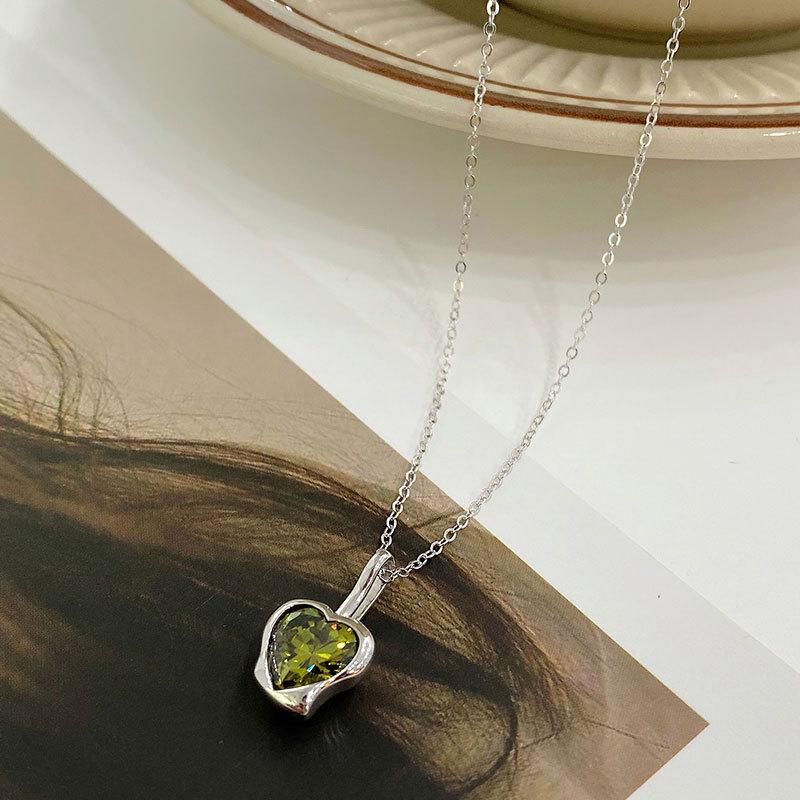 Bunte Diamant Liebeskette Irregulärer Herzförmiger Anhänger Nische High-End Schlüsselbeinkette Kalter Stil