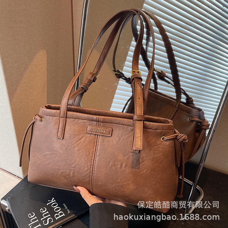 Large-capacity Retro Bag Women's Autumn and Winter Versatile 2025 New Simple Shoulder Bag Popular Commuter Tote Bag This Year