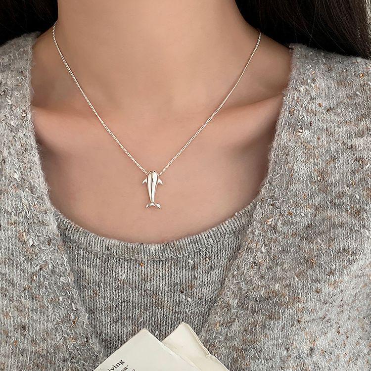 Cartoon Dolphin Pendant Necklace for Women - Small, Lightweight, Fashionable, Niche Design, High-End Clavicle Chain.