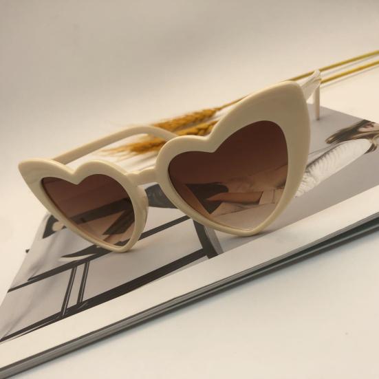 Okulary przeciwsłoneczne w stylu vintage w kształcie serca soczewki o wysokiej przezroczystości modne retro dekoracyjne okulary przeciwsłoneczne Cosplay dla kobiet