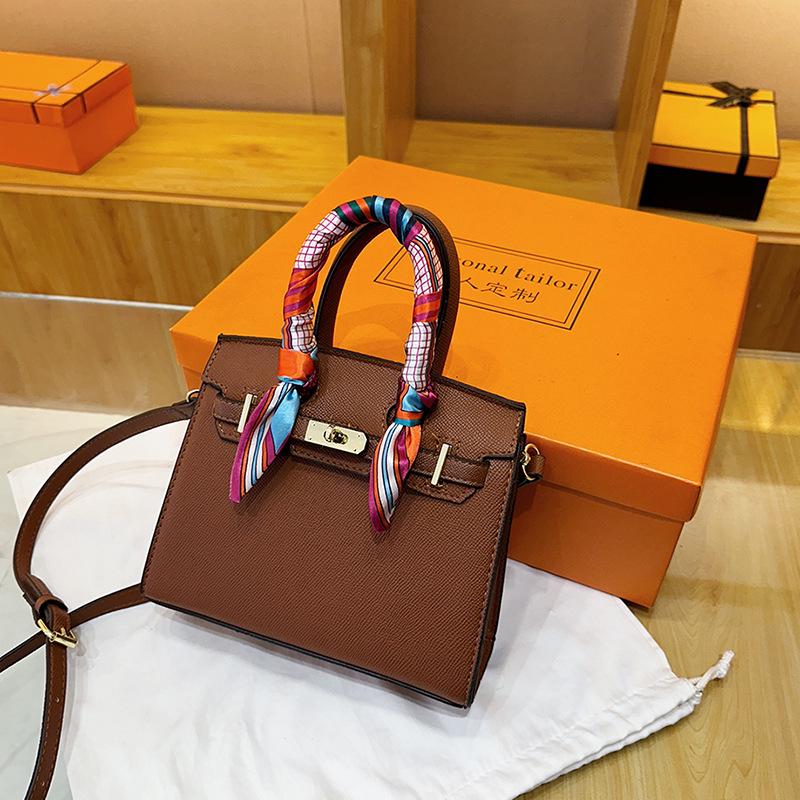 

Versatile Kelly Crossbody Tote: Fashionable Large-Capacity Handbag with Scarf Without Charm