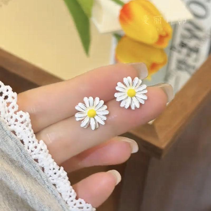 Sweet niche exquisite small daisy flower stud earrings, fresh and versatile earrings, colored earrings, temperament earrings, women