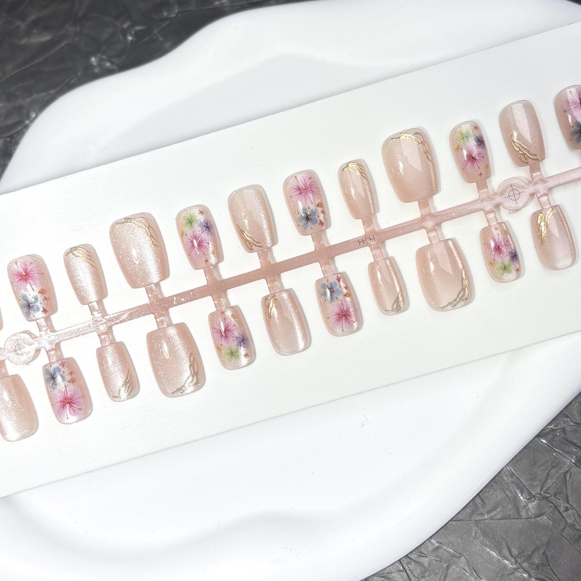 

Нежные весенне-летние накладные ногти с золотой фольгой, эффектом «кошачий глаз» и дизайном из сухоцветов