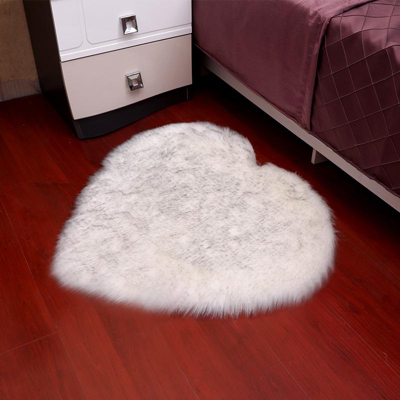 1pcs Mini Love Heart Rugs Artificial Wool Sheepskin Hairy Carpet Gorgeous Home Bedroom Decoration Carpets Soft Non-slip Mat