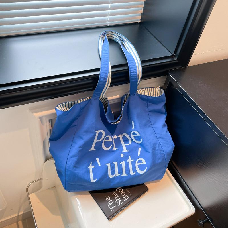 

Ленивый ветер холщовая сумка 2025 лето новая алфавитная холщовая сумка женская плечевая большая вместимость студенческая для занятий и поездок