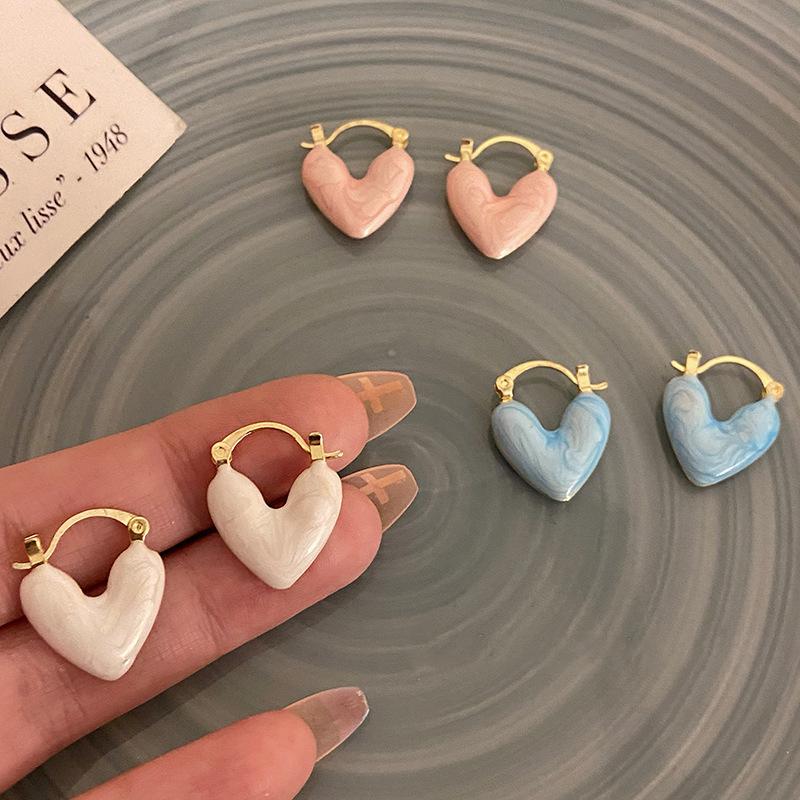 

Новинка 2023 года, белые глазурованные геометрические серьги «Любовь» для женщин, изысканные модные серьги-гвоздики для дня рождения, ювелирные изделия, подарок