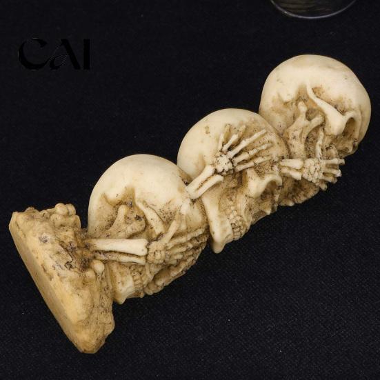 Decorative Bone Sculpture Stacked Skull Heads Statue, Gothic Resin Figurine, See Speak Spooky Haunted House Props Hear No Evil Skulls for Halloween