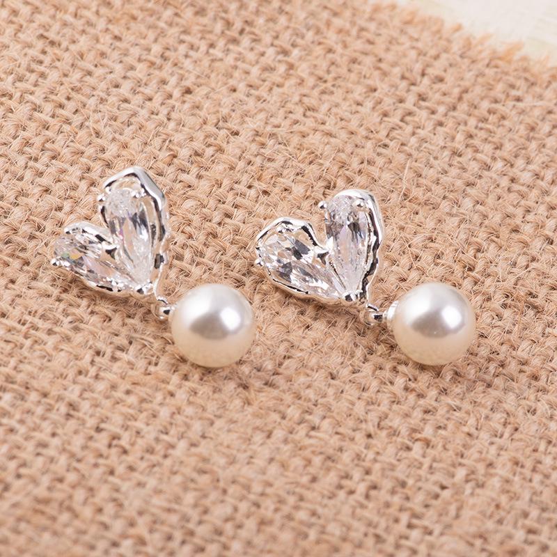 Zirconium Heart Pearl Earrings with Unique Design – Shijiaao Mosquito Coil, No-Pierce Style, High-End White Finish.