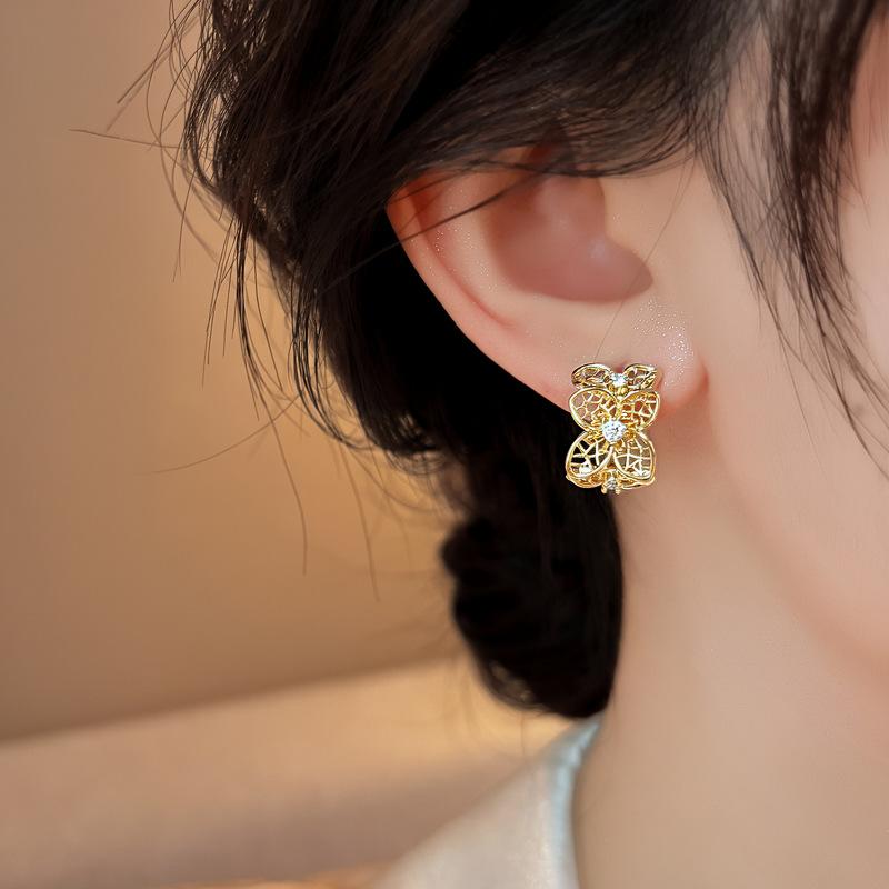Hollow flower C-shaped zircon earrings light luxury high-end temperament stud earrings new earrings design sense niche