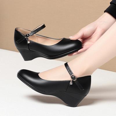 Schwarze Arbeitsschuhe mit Keilabsatz für Damen: Weiches Leder, rutschfest, bequem für langes Stehen