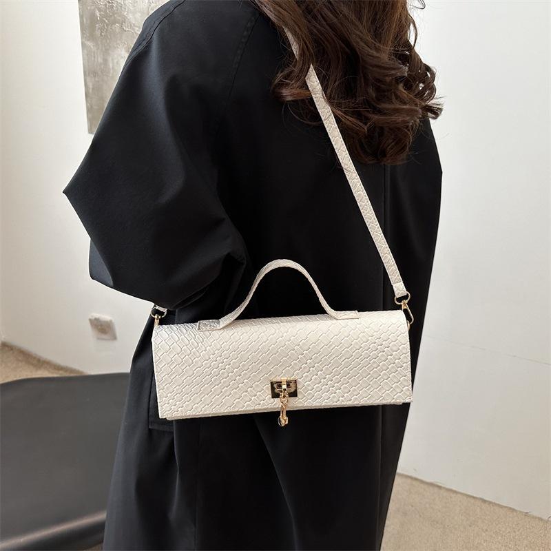 Solid color casual lock is fashionable and exquisitely woven, largecapacity foreign style horizontal crossbody baguette women's bag