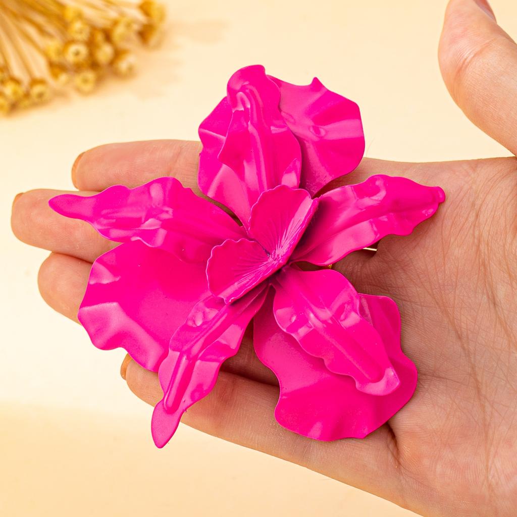 A Brooch for Women with Stereo Exaggerated Flowers, a Brooch That Can Be Selected In Various Colors, Suitable for Vacation and Street Photography