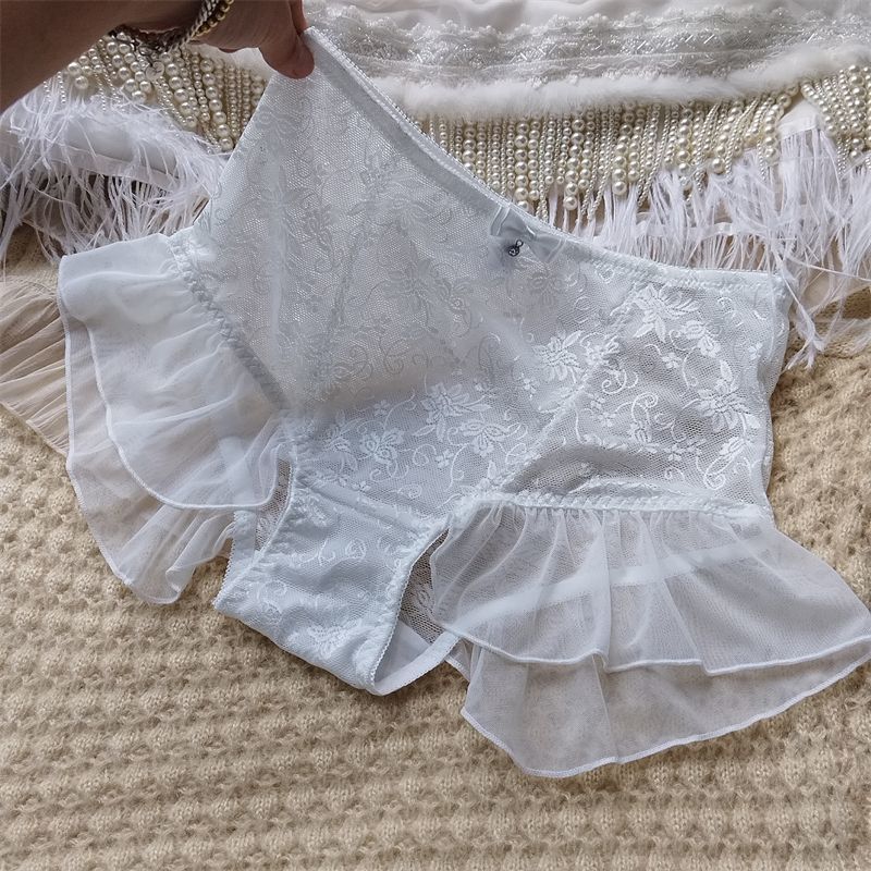 Średnio do wysoko stanowe, wygodne i seksowne majtki trójkątne z siateczki i koronki z falowanym brzegiem. Modna bielizna wysokiej klasy dla kobiet.