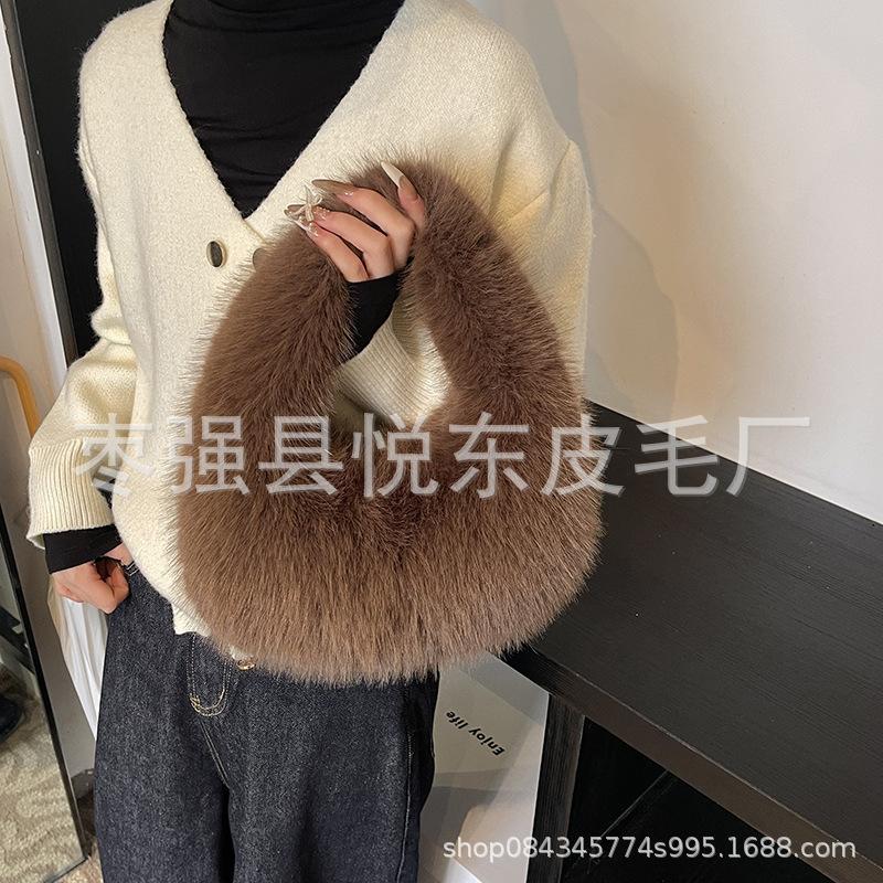 Handheld Fluffy Bag for Women's Autumn and Winter New Models. This Year's Popular Bag Has a High Sense of Niche Plush Bag and a Small Bag In Hand.