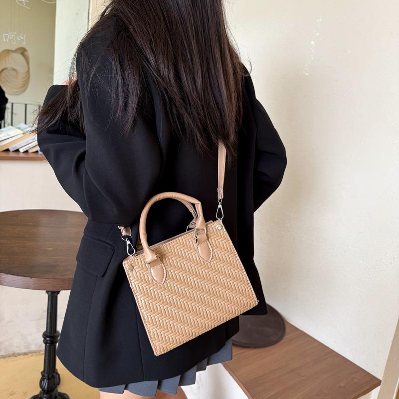 Autumn new women's bag simple handbag temperament shoulder bag casual commuter messenger bag is popular today