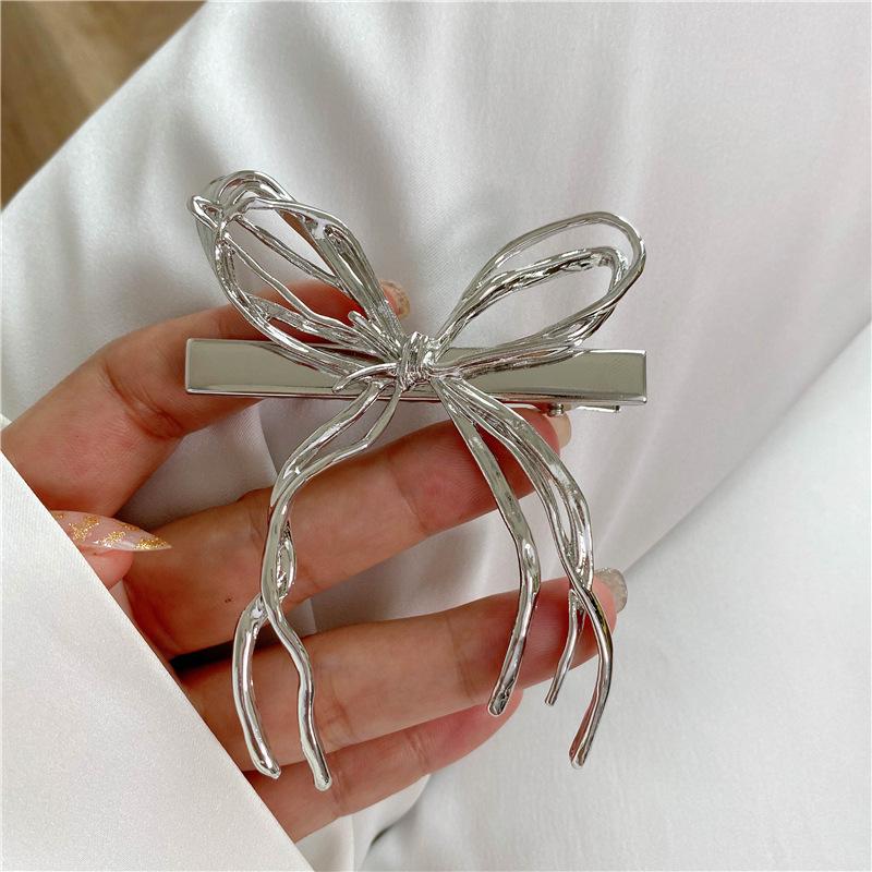 

Unique Anti-Exposure Bow Brooch & Hair Clip Set for Women – Stylish Charm and Personality