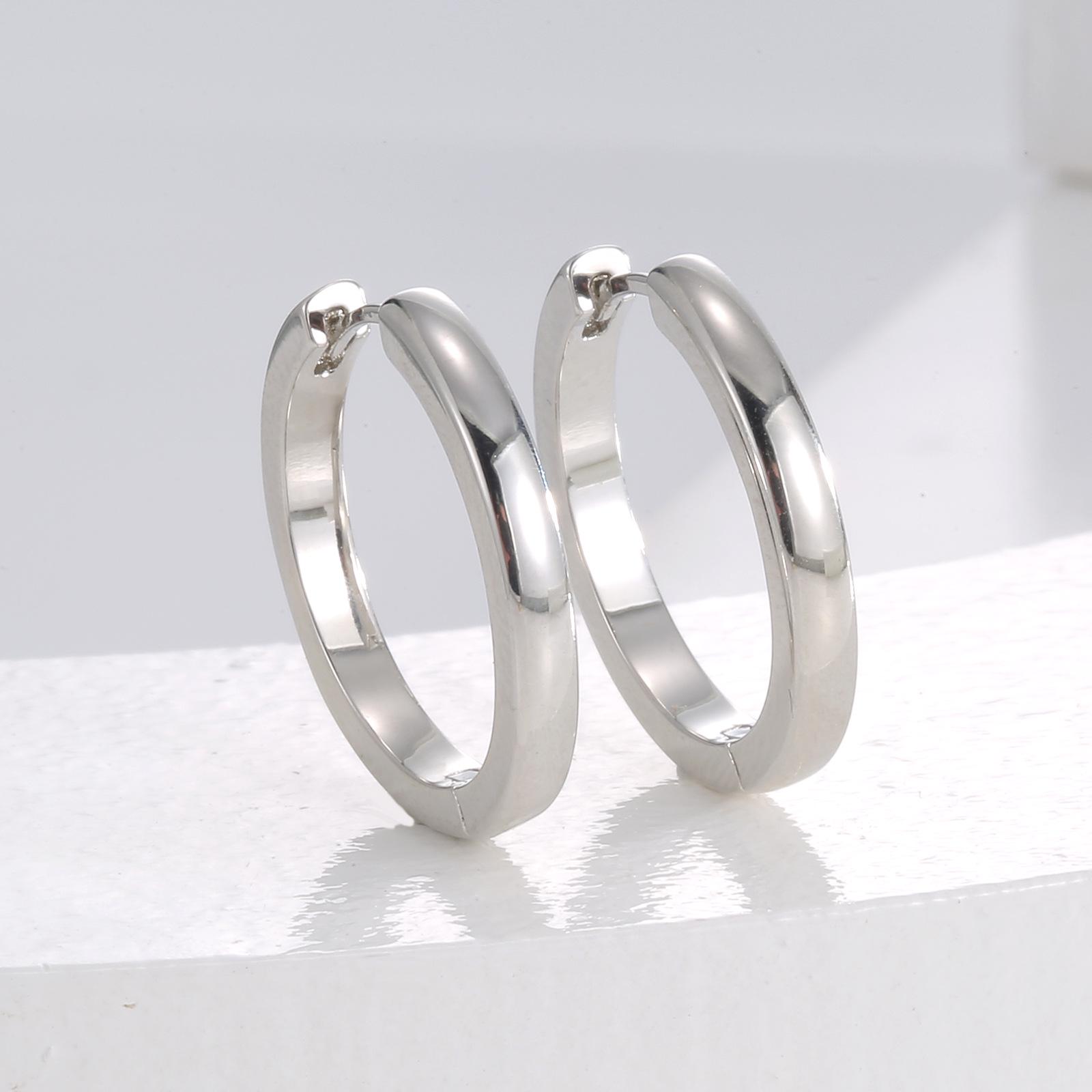 

Модные минималистичные каффы: Универсальные серьги в холодном стиле для осени и зимы