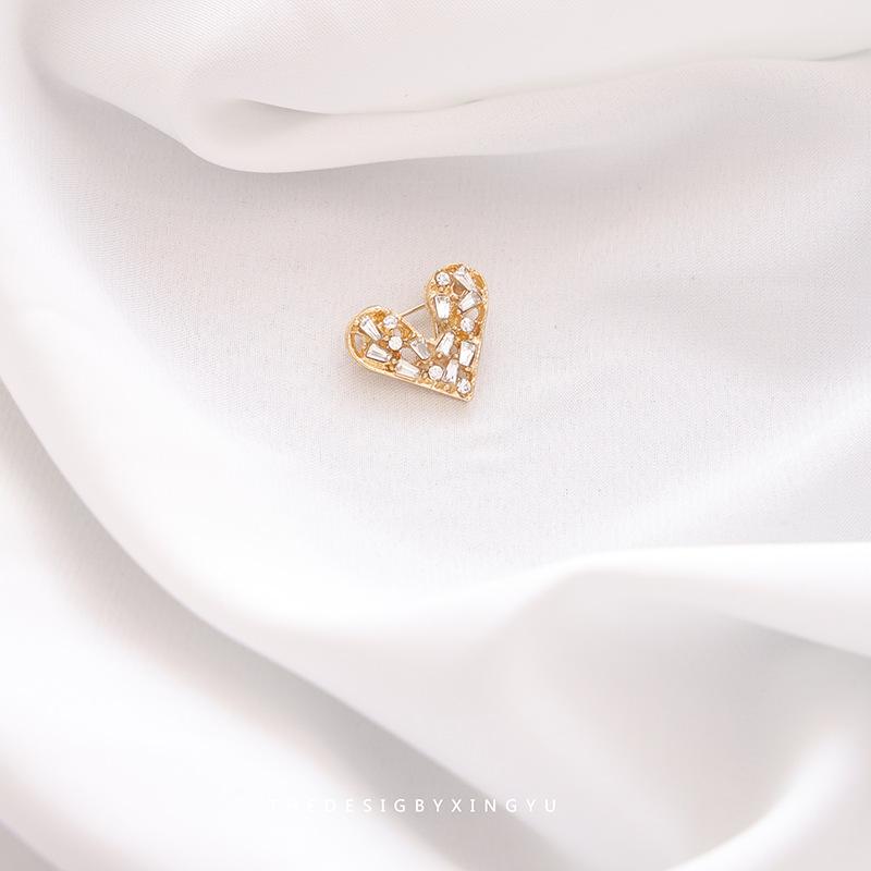 Элегантная брошь-булавка в виде жемчужной бабочки – изысканный аксессуар для одежды