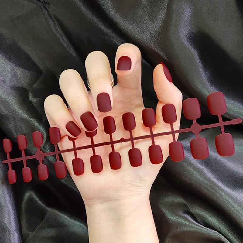 

24 ШТ Короткі круглі матові накладні нігті DIY Однотонні наклейки для нігтів Готові вироби Знімні водонепроникні наклейки для нігтів, які можна носити.