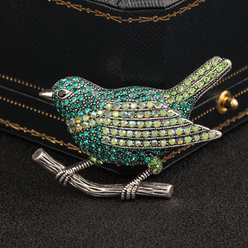 

Пташка-брошка, інкрустована грошима, є універсальною та висококласною. Це рідкісна тваринна брошка-корсаж для одягу One Size зелений