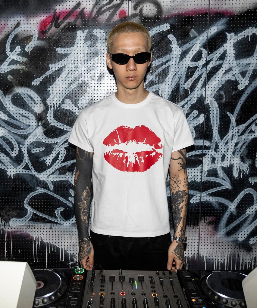 SHIRTMYLIPS Kiss Mark Rockstar Crop T-Shirt White