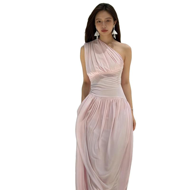 2026 European and American summer new French temperament elegant style slim waist pleated single shoulder strap dress women