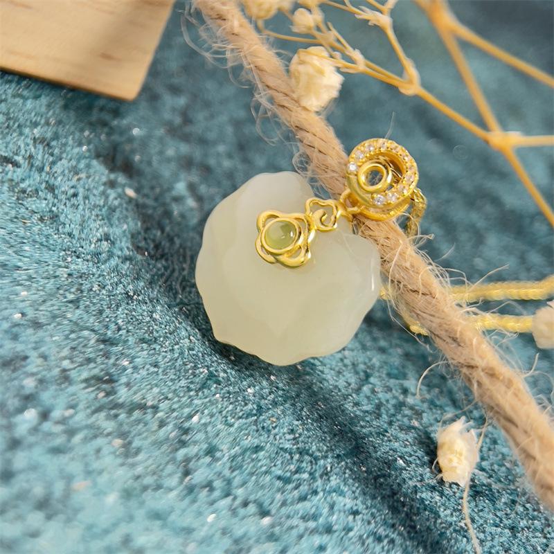 Heji Ruyi Jade Necklace: Women's White Jade Leaf Pendant Clavicle Chain in Retro Style