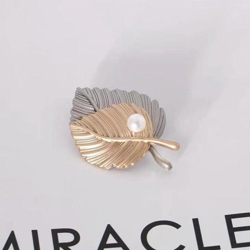 Vintage Maple Leaf Pearl Brooch For Women Exquisite Plant Collar Brooches Lapel Pin Party Sweater Coat Scarf Jewelry Decor Gifts