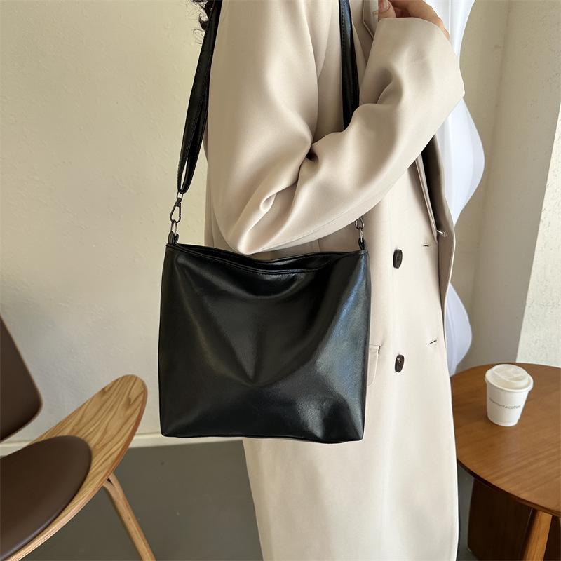 Retro fashion new casual solid color 2025 new trend large capacity autumn and winter shoulder crossbody tote women's bag
