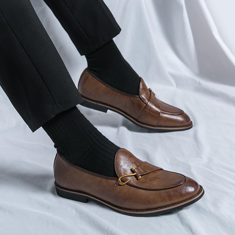 Modische Freizeit- und bequeme Slipper für Herren im Designer-Stil für Partys, Hochzeiten und Spaziergänge im Freien. Trendige Herrenschuhe
