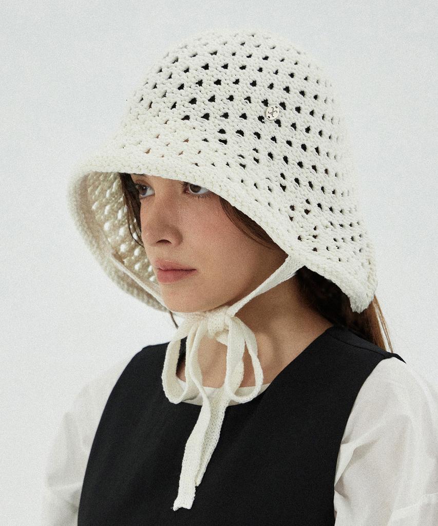 Bajal Va Curved Oval Metallic Knit Punching Bonnet Hat Cream
