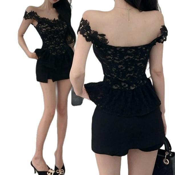 With chest pads, pure lace splicing tube top, two wear design sense, one-word shoulder backless and thin top